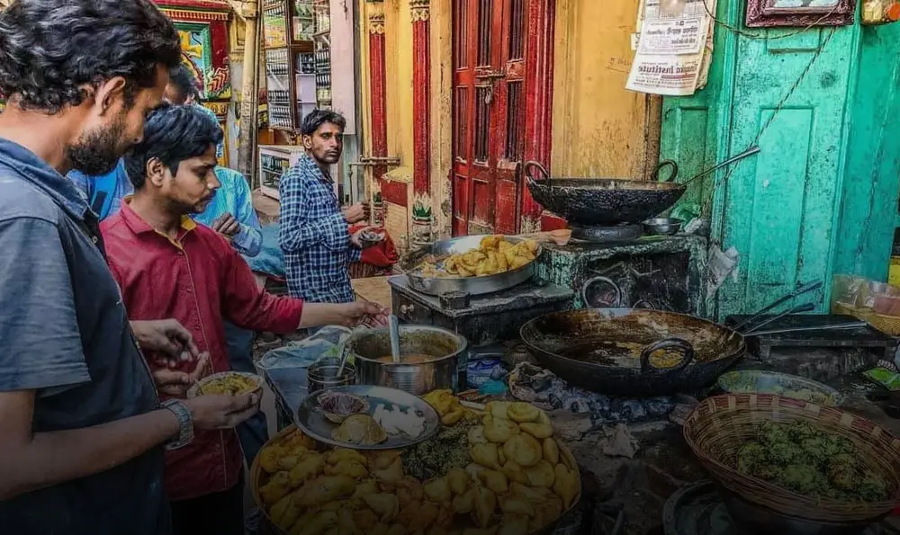Experiencing-the-Vibrant-Flavors-of-Indian-Street-Food